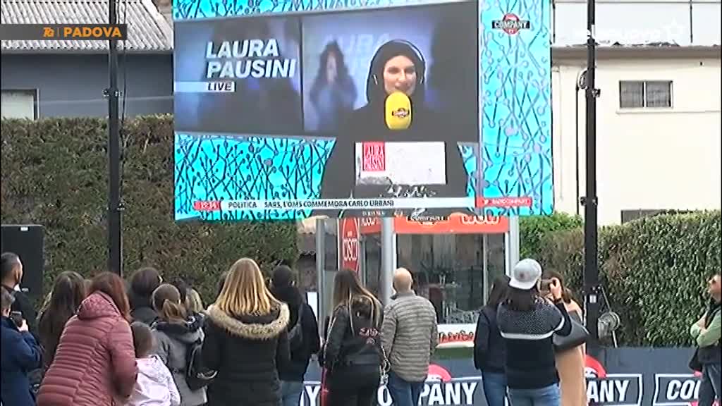 Fans In Delirio Per Laura Pausini In Centinaia In Coda A Noventa Per