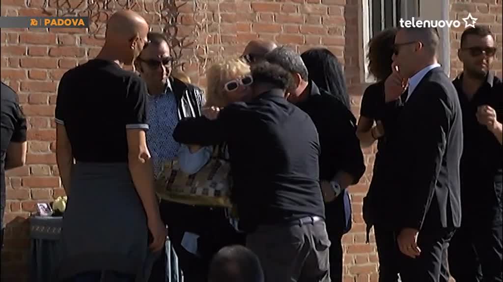 Funerale di Mattia Caruso. L abbraccio al padre il messaggio