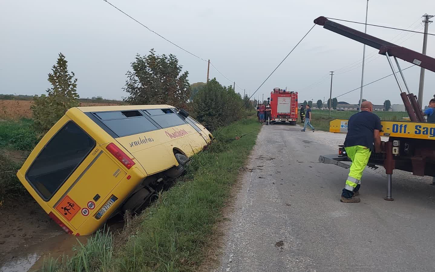 Scuolabus Pieno Di Alunni Esce Di Strada, Incastrato Nel Fossato: Una ...