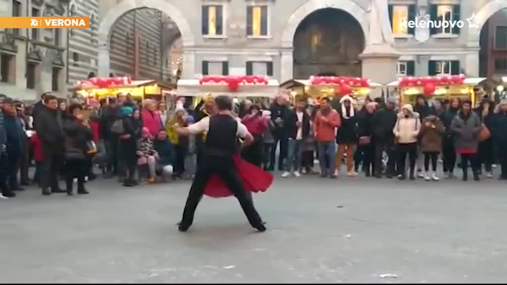 E Lamore Che Danza Sotto I Palazzi Scaligeri Esibizione A Sorpresa In Piazza Dei Signori