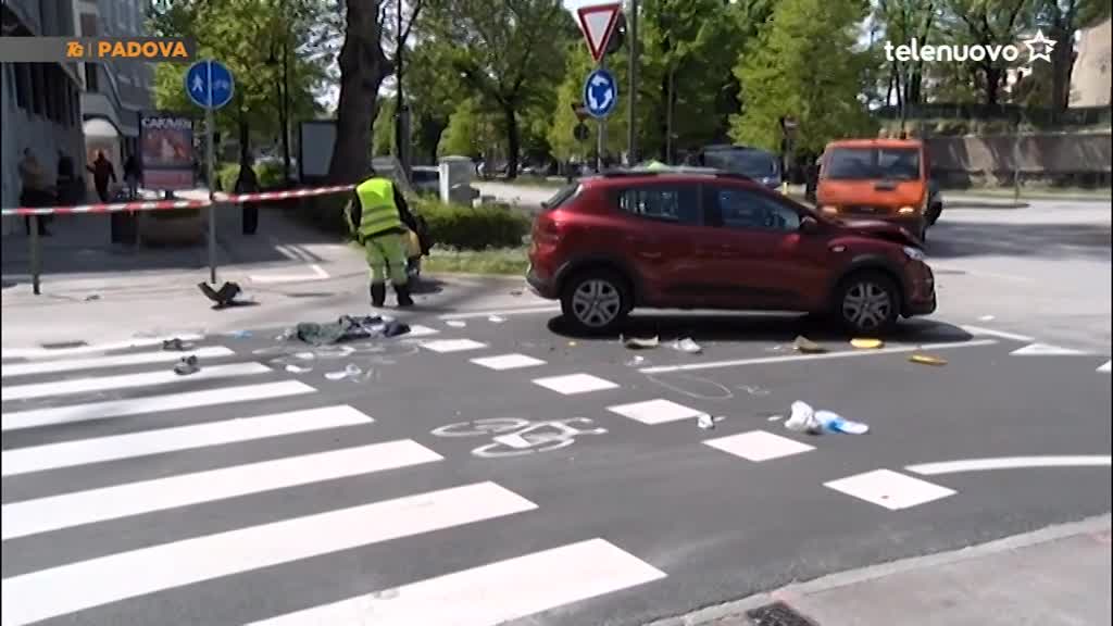 Via Tommaseo: Auto Fuori Controllo Travolge Due Scooter, Uno Dei Due ...